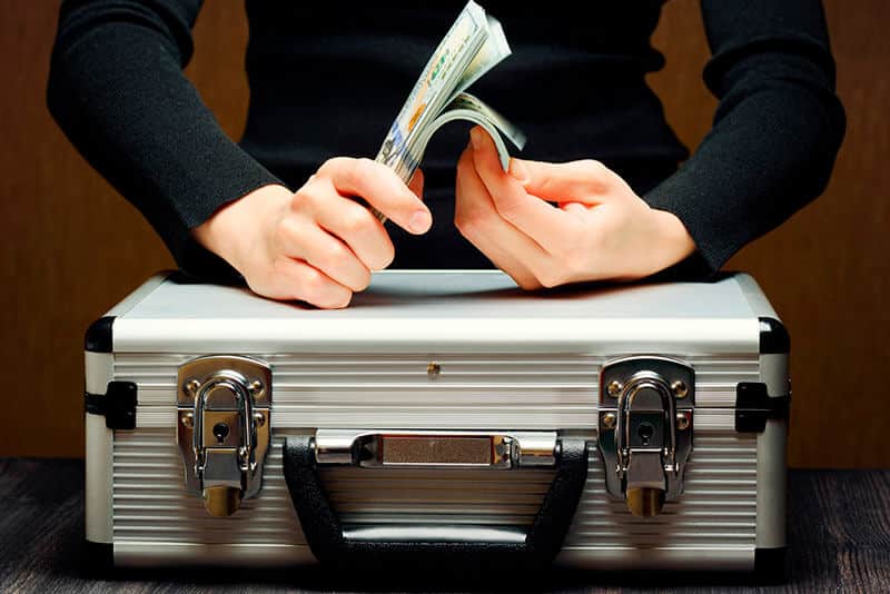 dengi_kejs.jpg dengi_kejs.jpg